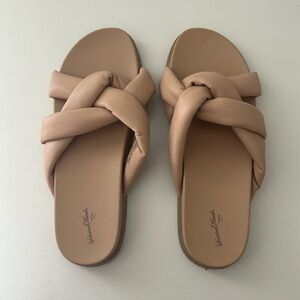Universal thread tan knotted puff sandals NWOT